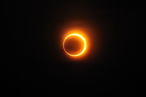 Photo d'une éclipse annulaire, trouvée sur Wikimédia Commons, et prise en Chine le 15 janvier 2010. On voit globalement un ciel noir, dans lequel brille ce qui pourrait ressembler à un croissant de Soleil… sauf que les pointes de ce croissant se rejoignent, la Lune étant entièrement devant notre étoile mais trop petite pour la masquer complètement.