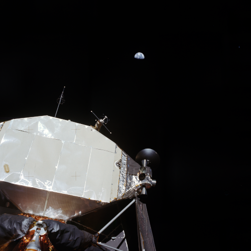 Photo, prise au cours de la mission Apollo 11 et trouvée sur Wikimédia Commons, de notre Terre dans le ciel de la Lune. On voit le module lunaire en bas au premier plan, et plus haut, dans un ciel entièrement noir (le bref temps d'exposition de la photo ne permettant pas de recueillir le peu de lumière des étoiles, si l'on avait ouvert assez longtemps pour capter celles-ci le LEM et la Terre seraient tellement surexposées qu'on ne verrait que des taches blanches), notre Terre, ici dans une phase gibbeuse (c'est-à-dire un peu plus éclairée qu'en quartier, mais pas encore pleine), la partie éclairée pointant vers le haut ce qui indique que le Soleil doit être plus haut dans le ciel.