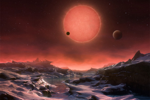 Vue d'artiste d'une exoplanète du système TRAPPIST-1, un des rares systèmes découverts dans lesquels plusieurs planètes se trouvent dans la zone habitable de leur étoile. On voit ici un paysage de glace et d'eau liquide, avec dans le ciel une étoile naine rouge vue d'assez près, et deux autres des planètes du système passent dans le ciel. Vue d'artiste d'une exoplanète du système TRAPPIST-1, un des rares systèmes découverts dans lesquels plusieurs planètes se trouvent dans la zone habitable de leur étoile. On voit ici un paysage de glace et d'eau liquide, avec dans le ciel une étoile naine rouge vue d'assez près, et deux autres des planètes du système passent dans le ciel.