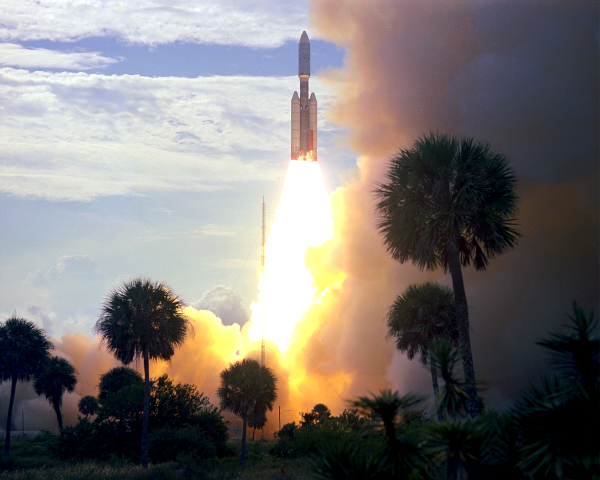 Photo, trouvée sur la page Wikipédia dédiée à cette sonde, du décollage de la fusée ayant emmené Viking 1 vers Mars, dont on reparlera plus bas. On est ici toujours sur Terre, avec des arbres en bas, et la fusée qui décolle avec des flammes en dessous d'elle. La fumée du décollage cache d'ailleurs toute la partie droite du ciel. Il y aura globalement peu de précisions dans les alt-texts pour ce thread, je n'avais pas tellement plus à dire (et décrire les images demandait un peu plus de boulot que d'habitude).