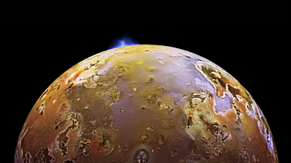 Autre photographie prise par la sonde Galileo. On ne voit que la moitié du haut de la planète, mais un peu plus zoomée, et surtout, on y distingue la lueur bleutée d'une éruption volcanique.