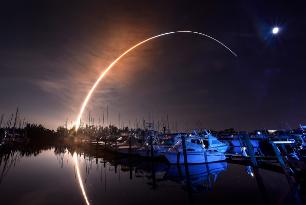 Photo, trouvée sur Internet, du décollage de la mission Artémis Ι, mission entièrement automatisée partie en direction de la Lune en 2022, dans le but de tester les nouveaux équipements avant d'y embarquer des êtres humains. On voit en bas une marina avec plusieurs bateaux, et en haut la trajectoire courbe de la fusée… qui n'a pas l'air du tout de viser la Lune, visible plus haut dans le ciel. Il faut dire que le trajet de la Terre à la Lune dure quatre jours, et qu'en quatre jours, la Lune a le temps de faire pas mal de chemin… À noter que j'ai pensé à illustrer ce point car il me semble avoir vu passer une photo du même style pour Artemis Ⅱ, mais dans ce cas, la question des trajectoires est différente, car si Artemis Ⅰ est partie droit vers la Lune, Artemis Ⅱ a d'abord effectué un tour en orbite terrestre avant de partir vers notre satellite.