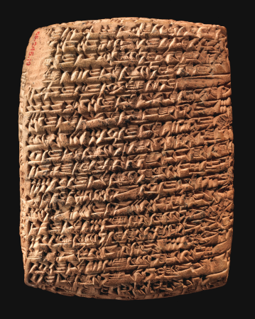 Photo sur fond noir d'une tablette plus ou moins rectangulaire couverte de gravures aux formes régulières, mais assez illisibles pour nous (ou au moins pour les non-archéologues d'entre nous, j'imagine). On peut quand même assez facilement voir que l'écriture semble se faire ligne par ligne, et on peut reconnaître parmi ces gravures des encoches en coins, qui ont donné leur nom à l'écriture cunéiforme. Le descriptif présent sur la page Wikipédia dédiée à ce type d'écriture, où j'ai trouvé cette image, indique qu'il s'agit des comptes des recettes et des dépenses d'un convoi de marchandises datant du moins dix-neuvième siècle.