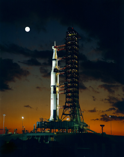 Photo d'une fusée de type Saturn Ⅴ sur son pas de tir, trouvée sur la page Wikipédia dédiée à ce modèle. Il s'agit en l'occurrence de celle de la mission Apollo 4, et on voit la fusée dressée et reliée à sa tour, avec des lueurs rouges sur l'horizon et la pleine lune qui brille dans le ciel. Puisqu'on a ouvert ce thread par une photo de la N-1, ça me semblait un bon moyen de conclure, mais on verra la semaine prochaine que l'échec du programme N-1 ne veut pas dire que les soviétiques avaient définitivement laissé tomber les missions lunaires… ni d'ailleurs les missions vers d'autres corps célestes. L'exploration de notre système solaire est après tout toujours en cours.