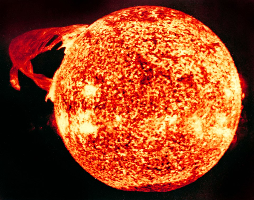Image de notre Soleil (prise depuis la station spatiale Skylab en 1973) montrant une des plus grandes éruptions solaires jamais enregistrée. À vue de nez, vue la taille du Soleil sur la photo (et sachant que son diamètre fait à peu près cent fois celui de la Terre), cette éruption est plus grande que la distance Terre-Lune. Ça reste trop petit pour nous atteindre, mais certaines étoiles ont des éruptions encore beaucoup plus imposantes.