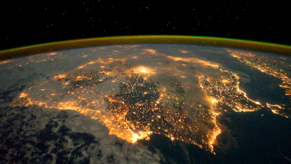 Photo de l'Espagne, puisque c'est dans le thème, mais prise de nuit par satellite. On voit le ciel étoilé en haut, puis la limite de notre atmosphère (on distingue bien la courbure de la Terre à cette échelle), et notre planète occupe plus de la moitié de l'image, avec pas mal de point lumineux tout autour de la péninsule ibérique, en particulier sur les côtes (le Portugal semble pas mal éclairé lui aussi) et une tâche lumineuse plus importante à l'intérieur des terres, à l'emplacement de Madrid.