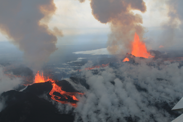 Photo aérienne d'une éruption du Bárðarbunga en 2014. On y voit plusieurs projections de lave, mais surtout des panaches de fumée montant vers le ciel, témoignant du fait que ces éruptions volcaniques libèrent dans l'atmosphère des gaz autrefois piégés sous nos pieds.
