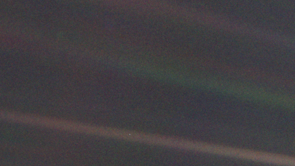 Photographie du « petit point bleu pâle » (« Pale blue dot » en anglais) qui est notre Terre vue par la sonde Voyage 1 à une distance de plus de six milliards de kilomètres (40,47 unités astronomiques), soit la photo de la Terre la plus lointaine jamais prise. Elle avait à l'époque été commentée par Carl Sagan. On y voit un peu de bruit, et donc ce fameux point bleu pâle qui est tout ce qu'on peut voir de notre planète à une telle distance.