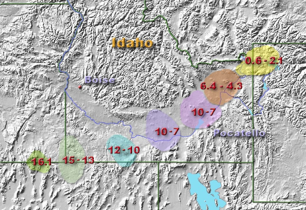 Carte, trouvée sur la page Wikipédia anglophone dédiée à la caldeira de Yellowstone, montrant le déplacement apparent, vu depuis la surface, du point chaud situé sous le parc. Comme pour les îles Hawaï plus haut, on voit la succession des zones volcaniques (se dirigeant cette fois vers le nord-est), témoin du déplacement de la plaque. La différence principale est qu'ici, ce point chaud est situé sous un continent, donc les différents volcans ne sont pas séparés par de l'eau, contrairement aux archipels volcaniques.