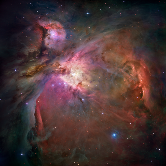Photographie (prise par le télescope spatial Hubble) de la grande nébuleuse d'Orion, un nuage de gaz visible dans la constellation du même nom (principale constellation du ciel de l'hiver, qui commence à se lever en toute fin de nuit sur la période où j'écris ces lignes). Ce sont dans des nébuleuses de ce type que les étoiles se forment, puis des planètes peuvent ensuite se former autour de ces étoiles à partir de la matière qu'elles entraînent par leur gravité. Photographie (prise par le télescope spatial Hubble) de la grande nébuleuse d'Orion, un nuage de gaz visible dans la constellation du même nom (principale constellation du ciel de l'hiver, qui commence à se lever en toute fin de nuit sur la période où j'écris ces lignes). Ce sont dans des nébuleuses de ce type que les étoiles se forment, puis des planètes peuvent ensuite se former autour de ces étoiles à partir de la matière qu'elles entraînent par leur gravité.