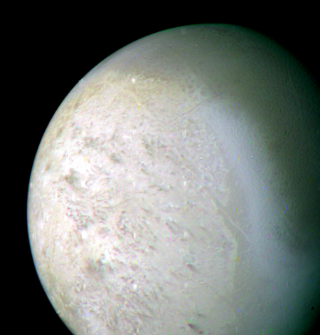 Photo de Triton prise par la sonde Voyager 2 lors de son passage à proximité de Neptune en 1989. On voit globalement une grosse boule avec quelques reliefs.