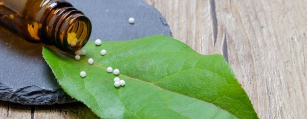 Photo, trouvée au hasard sur Internet, montrant un petit flacon renversé duquel se sont déversés quelques granules. Elles sont tombées sur une feuille d'arbre, qui est elle-même posée sur un caillou plat lui-même posé sur une table de bois, le tout évoquant probablement les pseudomédecines dites « douces », « naturelles » ou « par les plantes » dont il va plus ou moins être question ici. Même si j'ai surtout mis cette image ici parce que je ne savais comme souvent pas trop comment illustrer.