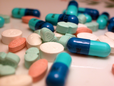 Photo, trouvée sur la page Wikipédia anglophone dédiée aux médicaments, d'un tas de pilules de diverses couleurs, certaines avec ce qui doit être la quantité de produit gravée dessus, et de gélules bicolores. Pas forcément la meilleure image d'introduction qui soit pour ce thread, mais curieusement trouver les autres illustrations a été moins pénible que ce que je pensais et m'a permis de caser quelques infos supplémentaires utiles.