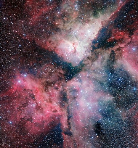 Photographie, prise par le VLT, de la très chouette nébuleuse de la Carène, un nuage de gaz situé dans le ciel de l'hémisphère sud. On la voit ici dans son ensemble, un grand nuage de gaz aux tons principalement roses sur fond de ciel étoilé, mais il existe pas mal de photos montrant des détails de cette nébuleuses, avec des formes parfois amusantes (le « doigt de dieu », par exemple, rappelant la forme d'une main faisant un doigt d'honneur).