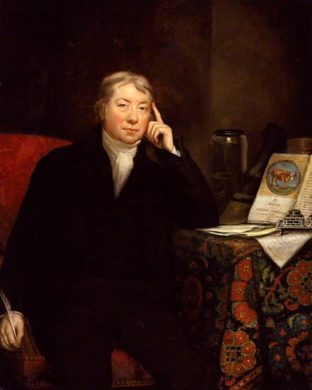 Portrait d'Edward Jenner, trouvé sur la page Wikipédia qui lui est dédiée. On voit un homme glabre, vêtu globalement de noir et aux cheveux clairs et courts assis, sa tête peut-être appuyée sur une main (il a en tout cas un doigt sur la tempe) et une plume dans l'autre, même s'il ne semble pas sur le point d'écrire. On remarque en tout cas à côté de lui de l'encre et plusieurs papiers couverts d'écritures, ainsi qu'un livre ouvert sur lequel on peut deviner le dessin d'une vache. Comme j'en avais déjà parlé ici, j'ai tendance à éviter de trop mettre les gens en avant, car la science est une démarche collaborative et que pointer quelques personnes en particulier donne une mauvaise image de la façon dont ça fonctionne. Mais bon, je ne savais pas trop comment illustrer ce pouet, et puis les travaux de Jenner ont directement permis de sauver des millions de vies humaines avant même que d'autres personnes aient besoin de se pencher dessus pour pouvoir aller plus loin, donc bon, ça méritait bien une petite exception.