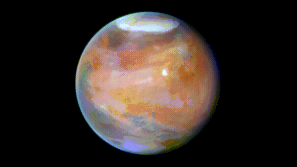 Images de Mars prises par le télescope spatial Hubble à l'occasion de son trente-cinquième anniversaire, animation extraite d'une vidéo trouvée sur Wikimédia Commons. On voit la planète tourner sur elle-même, avec encore des nuages car l'atmosphère n'a pas complètement disparu (on en a parlé dans le récent thread sur les saisons des autres planètes), mais en revanche une surface entièrement aride et désolée, sans plus aucune trace d'eau liquide.