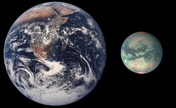 Comparaison (trouvée sur la page Wikipédia de Titan) de notre planète et de la lune dont on vient de parler. Il s'agit de deux photos juxtaposées montrant les deux corps célestes à l'échelle, le diamètre de Titan étant entre un tiers et la moitié de celui de la Terre. Notons que l'image de Titan utilisée est prise en partie dans les infrarouges, raisons pour laquelle on voit au travers de son atmosphère (qui est opaque en lumière visible), ce qui la fait ressembler davantage à notre planète.