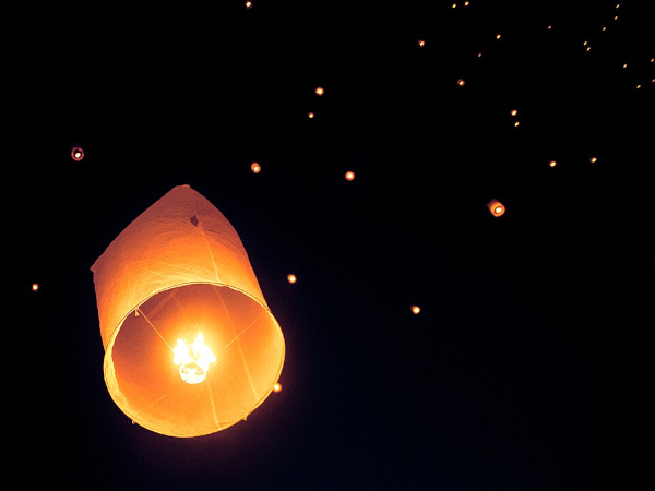 Photo, trouvée sur Wikimédia Commons, d'un lâcher de lanternes thaï, histoire de voir aussi un peu ce que ça donne de près. On voit donc au premier plan la petite cloche de papier enveloppant une flamme assez jolie, et autour, les autres lampes qui ont été lâchées avant et qui sont déjà montées plutôt haut, même si on les distingue encore plus que sur la photo du PAN au pouet 12.