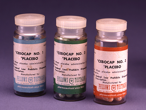 Image illustrant actuellement la page Wikipédia sur l'effet placébo, qui présente trois flacons d'un produit appelé « Cebocap », dont il est précisé sur l'étiquette qu'il s'agit d'un placébo (car après tout, certains effets contextuels continuent de fonctionner même quand on sait que ce qu'on prend est un placébo, donc autant être honnête). Les trois flacons ont tous une couleur d'étiquette et un numéro différentes, et on reviendra là-dessus dans un autre alt-text, parce que ça peut avoir son importance.