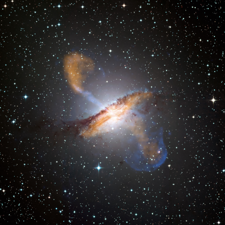 Photo (prise à l'observatoire européen austral) de la galaxie Centaurus A, une des proches voisines (à échelle de galaxies) de notre Voie Lactée. Le trou noir supermassif situé au cœur de cette galaxie produit des jets de matière gigantesque (treize mille années-lumière de long) qui sont visibles sur l'image de part et d'autre du disque galactique.