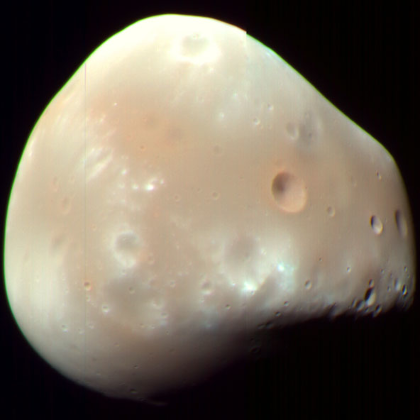 Photographie de Deimos prise par la sonde Mars Reconnaissance Orbiter. Comme pour Phobos, il s'agit d'un gros caillou un peu difforme sur lequel on voit apparaître quelques cratères d'impact. La photo est un peu plus floue que l'autre.