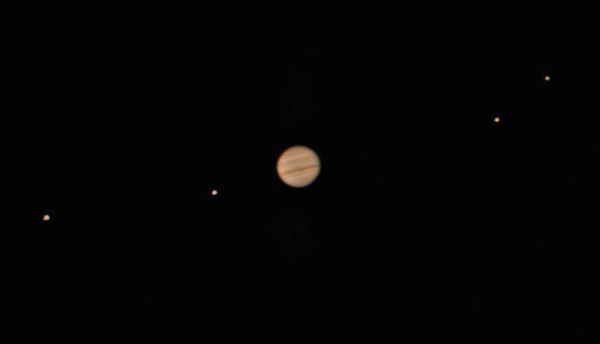Photographie de Jupiter et de ses quatre lunes principales prises au télescope. Au passage, une bonne paire de jumelles aujourd'hui offre une meilleure vue que la lunette qu'utilisait Galilée en 1610, donc n'hésitez pas à essayer d'observer ces lunes vous-mêmes, on les voit bien changer de position d'une nuit sur l'autre.