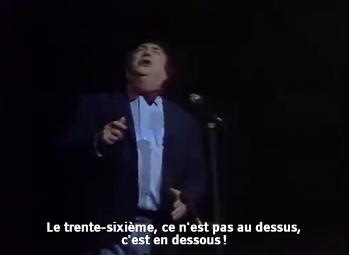 Capture d'écran d'une captation du sketch de Raymond Devos intitulée « la quatrième dimension », sur laquelle on voit l'humoriste, dans son habituel complet bleu, regarder en l'air, avec le sous-titrage qui indique « le trente-sixième, ce n'est pas au dessus, c'est en dessous ! », jouant évidemment avec l'expression « être au trente-sixième dessous » qui signifie être dans un état déplorable. Dans le sketch, pour contexte, Devos est invité par madame Close, une proche parente à lui qui dans le temps tenait une agence de voyage, pour une réception qui doit avoir lieu le soir-même en sa maison. Il se rend donc à la maison Close, dont la concierge lui indique qu'elle est fermée (la porte est ouverte, mais la maison elle-même est close), mais le laisse entrer en lui indiquant que c'est au trente-sixième. Il constate alors que l'ascenseur n'a pas de boutons, et que l'escalier ne dépasse pas le plafond. Ressortant, il remarque qu'en effet, l'immeuble n'a pas d'étages, ce qui explique que dans l'ascenseur il n'y ait pas de boutons. Il s'en ouvre alors à la concierge, qui lui indique la chute.