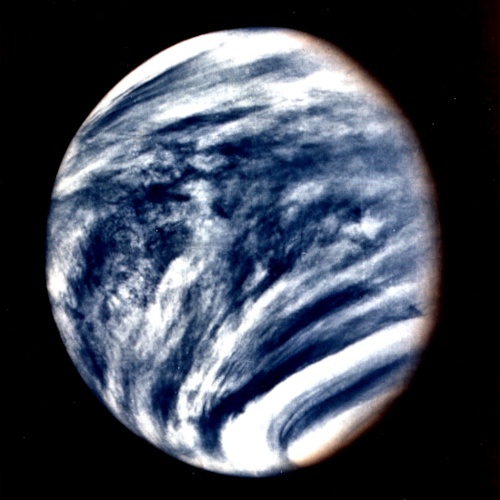 Image de Vénus prise par la sonde Mariner 10 en 1974, et trouvée sur la page Wikipédia dédiée à la planète : on la voit presque pleine, avec des formations nuageuses assez prononcées. Les couleurs sont inhabituelles, rappelant un peu celles de la Terre, car la photo a été prise dans les ultraviolets. Les images prises par Mariner 10 ont servi à mettre en évidence de vents à vitesses très élevés dans l'atmosphère de Vénus, qui ne sont donc dus ni à la rotation de la planète sur elle-même, beaucoup plus lente, ni à des variations saisonnières inexistantes. À noter que la sonde partait en direction de Mercure, et s'est approchée de Vénus pour une assistance gravitationnelle, selon le principe dont nous avons parlé la semaine dernière.