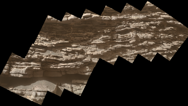 Assemblage de photos, que j'avais utilisée dans l'expo mentionnée dans un pouet précédent, de roches sédimentaires, prises par Curiosity sur Mars le 10 juillet 2019. On y voit plusieurs lignes de rochers superposées, par endroits recouverts de sables, qui sont assez typiques d'un dépôt sédimentaire. L'image est très reconnaissable du fait de sa forme générale (on voit les limites des différentes images superposées, prises de biais, avec du noir autour correspondant aux parties qui n'ont pas été photographiées), alors, pour l'expo, puisque le but était de faire hésiter les gens sur si ce qu'ils voyaient venait de la Terre ou de Mars, j'avais aussi utilisé une photo de rochers terrestres en appliquant un masque noir identique pour donner la même impression d'assemblages (ce qui avait au passage permis de cacher la végétation qui était visible sur les bords de l'image, vu qu'évidemment, voir des plantes vertes aurait immédiatement indiqué de quelle planète l'image vient).