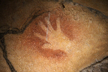 Empreinte de main retrouvée sur les mots de la grotte Chauvet, au milieu d'un grand nombre d'autres représentations préhistoriques, principalement des animaux. Cette image n'a, à ma connaissance, aucun lien avec le mythe dont je vous parlais ici, mais témoigne du fait que nos ancêtres avaient un sens artistique prononcé.