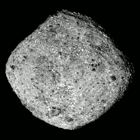 Parce que je ne vous avais pas montré de photo d'astéroïde vus de près plus haut, voici (101955) Bénou, visité à partir de 2018 par la sonde OSIRIS-REx (le x minuscule n'est pas une erreur de ma part). La sonde est partie en 2016 et a ramené des échantillons sur Terre le 24 septembre 2023, permettant d'analyser l'astéroïde que l'on voit tourner sur l'image (trouvée sur la page Wikipédia dédiée). On voit une forme globale qui a l'air d'être quelque part entre le cube et la boule, avec une surface visiblement couverte de poussières et de cailloux. On sait maintenant que les astéroïdes ont tous des histoires particulières et qu'ils peuvent avoir des surfaces assez différentes.