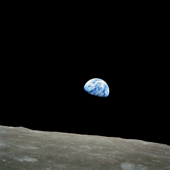 Célèbre photo prise par l'équipage d'Apollo 8 et surnommée le « Lever de Terre », trouvée sur la page Wikipédia dédiée à ce cliché. On voit la surface de la Lune en bas, et plus haut et plus loin, une Terre gibbeuse, c'est-à-dire avec un peu plus d'un quartier éclairé. L'espace tout autour est noir, car, si l'exposition avait été suffisante pour capter la faible lueur venant des étoiles, les deux corps célestes plus proches auraient été tellement surexposés qu'on n'aurait vu que deux taches blanches. À noter qu'un « lever de Terre » était possible précisément parce que le vaisseau était en orbite lunaire et n'est pas allé se poser : depuis la surface de la Lune, la Terre est toujours au même endroit dans le ciel, et ne se lève donc pas plus qu'elle ne se couche, puisqu'elle nous présente toujours la même face.