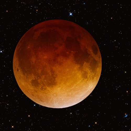 Photo d'une éclipse totale de Lune, trouvée sur Wikimédia Commons. On voit donc maintenant la Lune totalement dans l'ombre de la Terre, qui présente donc cette couleur rouge-orange très caractéristique. On peut noter que les reliefs à la surface de la Lune ne semblent pas disposés dans le même sens que sur la précédente image d'éclipse, comme si notre Lune avait tourné. Cela peut être effectivement une histoire de rotation (cette image-ci a été directement prise en numérique, lors de l'éclipse du quinze avril 2014, mais la précédente était apparemment une photo argentique numérisée, ce qui a pu jouer). Toutefois, on peut aussi noter que notre Lune semble bien tourner sur elle-même selon l'endroit d'où on la regarde sur notre planète, en raison de l'angle dû à la forme de la Terre. C'était d'ailleurs le troisième des trois grand argument d'Aristote pour dire que la Terre était sphérique.