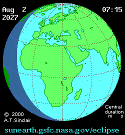 Animation, trouvée sur la page Wikipédia dédiée, du tracé que suivra l'ombre de la Lune sur la Terre lors de l'éclipse du 2 août 2027. On voit le point noir de la zone de totalité commencer sur l'Atlantique, puis passer au niveau du détroit de Gibraltar, avant de traverser le Maghreb, survolant un peu la Méditerranée au passage, puis continuant son chemin jusqu'à la mer rouge et le sud de la péninsule arabique. Elle passera ensuite au bout de la corne de l'Afrique avant de terminer sa course dans l'océan indien. Autour d'elle, une ombre plus claire montrant la zone où une éclipse partielle sera visible, assez grande pour couvrir, au fil du déplacement, toute l'Europe, plus de la moité de l'Afrique (jusqu'à couvrir presque entièrement Madagascar), tout le sud de l'Asie jusqu'à l'Inde et une partie de l'Océanie. Mais évidemment, plus on sera loin de la zone de totalité, moins le phénomène sera remarquable : aux extrémité de ce cercle, seul un tout petit bout du Soleil sera caché.