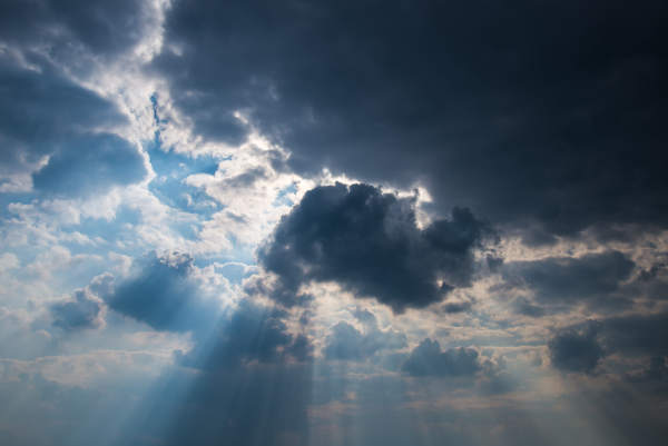 Photo, trouvée sur Wikimédia Commons, de nuages sombres s'accumulant dans la direction du Soleil, donnant lieux à quelques rayons de lumière assez spectaculaires. L'expression de « nuage sombre dans le ciel bleu de nos connaissances » vient, plus ou moins, mais retournez lire les détails, du discours de Lord Kelvin qu'on a mentionné la semaine dernière, mais comme j'ai plein d'illustrations à trouver pour ce thread et que je suis déjà à la bourre, je me suis dit que j'allais le prendre au sens littéral, ça fait une chouette image d'intro.