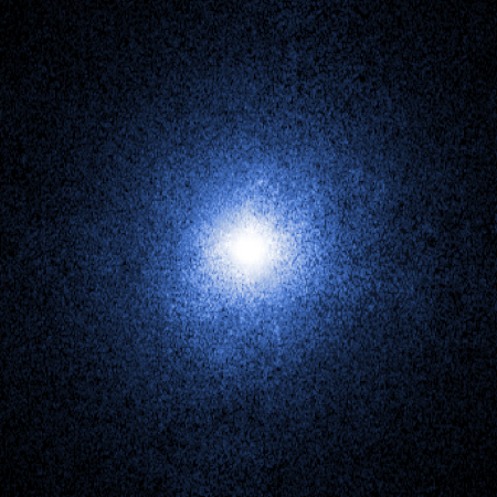 Image prise au rayon X par le télescope spatial Chandra de Cygnus X-1, un système binaire très émissif dans cette longueur d'onde. L'analyse des données obtenus a permis d'identifier que le système est composé d'une étoile et d'un trou noir ; et c'est la matière arrachée à l'étoile par le trou noir qui cause l'émission de rayons X. L'image présente, en assez pixelisé, une boule blanche au centre avec une sorte d'aura bleutée autour d'elle, le tout sur fond noir.