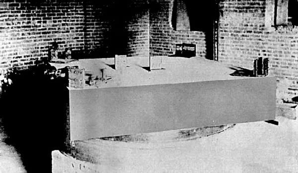 Photo (en noir et blanc) du dispositif utilisé par Michelson et Morley pour leur expérience, trouvée sur la page Wikipédia dédiée à ladite expérience. On voit, sur fond de mur en briques, une sorte de grosse table sur laquelle divers éléments sont posés. À moins d'être expert·e du sujet, ceci dit, il est assez délicat de comprendre ce dont il s'agit au juste, donc on verra plutôt ça avec un schéma au prochain pouet, mais l'image du pouet d'intro peut aider aussi à ce niveau.
