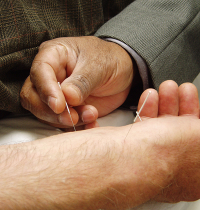 Photo, illustrant actuellement la page Wikipédia sur l'acupuncture, montrant la main d'une personne en train de planter une aiguille dans le poignet d'une autre, où deux autres aiguilles sont déjà plantées. Le poignet semble être un des points traditionnellement utilisés, mais il semble n'y avoir aucune mention de quel traitement exactement est visé sur cette image, ni sur les pages Wikipédia francophone et anglophone où elle apparaît, ni dans le descriptif du fichier sur Wikimédia Commons. Après tout, aucun des points d'acupuncture n'est dédié à quelque chose en particulier, ce serait l'ensemble qui compte.