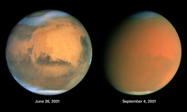 Juxtaposition, trouvée sur la page Wikipédia dédiée aux tempêtes de poussières sur Mars, de deux photos de Mars, toujours prise par le télescope spatial Hubble, mais cette fois le 26 juin et le 4 septembre 2001. Sur la première, on voit les reliefs de la planète avec des formations nuageuses au niveau des deux pôles, signe de tempêtes déjà en cours. Sur la seconde, une tempête de poussière a envahi la planète entière, rendant nettement plus difficile de distinguer les formes à la surface de Mars (la couche de sable est cependant suffisamment fine pour qu'on devine encore quelques changements de couleur au travers). La tempête planétaire semble avoir démarré environ début juillet, et donc être en place depuis deux mois sur la seconde photo. Les tempêtes sont courantes à la fin du printemps dans l'hémisphère sud, mais bien sur, elles ne prennent qu'assez rarement une ampleur planétaire (celle de 2001 était la dixième référencée en plus d'un siècle d'observation).