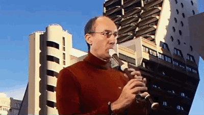 Extrait du clip d'« Aulos », de Vladimir Cauchemar, où on voit un type jouer du pipeau et de plein d'autres sortes d'instruments à vent. Extrait du clip d'« Aulos », de Vladimir Cauchemar, où on voit un type jouer du pipeau et de plein d'autres sortes d'instruments à vent.