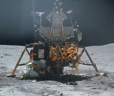 Photographie du module lunaire (« Lunar Exploration Module » ou « LEM ») de la mission Apollo 11, trouvée sur sa page Wikipédia. Il s'agit du premier véhicule habité à s'être posé sur notre Lune, et il a un aspect assez curieux, avec une « tête » grise en haut qui est l'endroit où se trouvait l'équipage, et des pattes et un corps recouverts d'une couche dorée en bas, qui contenait du matériel. Le drapeau des USA et la mention « United States » sont lisibles sur le corps. Tout autour, on voit le sol lunaire, gris, et un ciel entièrement noir car le contraste ne permet pas de voir les étoiles.