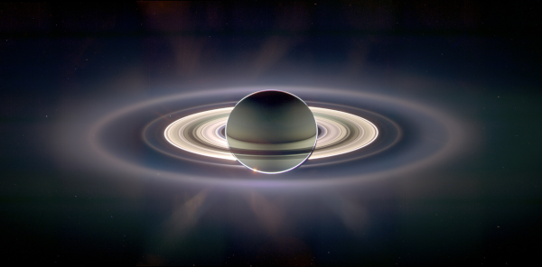 Photo de Saturne éclipsant le Soleil, prise par la sonde Cassini (et trouvée en bonne qualité sur Wikimédia Commons, mais l'image apparaît également dans la conférence d'André Brahic dont je parlerai plus bas). On voit globalement la planète à contre-jour, avec les anneaux assez magnifiquement éclairés. Sur la gauche, environ là où pointerait la grande aiguille si ces anneaux étaient le cadran d'une montre et qu'il était dix heures, on distingue un petit point : il s'agit de la Terre vue dans le lointain (et d'après André Brahic, je vous avoue que je n'ai pas vérifié moi-même, la France était du bon côté ce jour-là, donc nous sommes sur la photo).