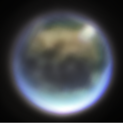 Photographie de Titan prise par le télescope spatial James Webb en 2022. L'image est évidemment beaucoup plus floue, puisque prise de beaucoup plus loin, mais les effets de lumière sur les contours de la lune laissent clairement voir la présence de l'atmosphère.