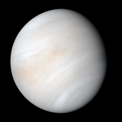 Photo de Vénus prise par la sonde Mariner 10 : son atmosphère étant dense et opaque, on ne voit rien de son sol. En fait, si ne fait que regarder une photo d'elle sans connaître sa taille et sa densité, on peut presque la prendre pour une planète gazeuse (mais, en proportion, bien sûr, elle contient beaucoup plus de roche que de gaz).