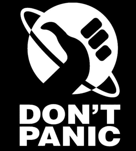 Le logo plus ou moins officiel d'H2G2 : un pouce levé devant une planète à anneaux, symbolisant l'autostop galactique, suivi de la mention « Don't Panic » mention censée se trouver « en lettres rassurantes » sur la couverture du fameux guide (c'est traduit par « Pas de panique » en français). C'est évidemment la menace imminente de destruction de la Terre qui oblige Arthur et Ford à lever le pouce et partir explorer la galaxie.