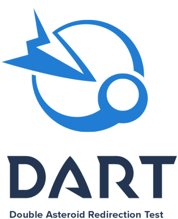 Logo de la mission Dart, trouvé sur sa page Wikipédia. On peut voir en bleu ce qui ressemble à un projectile stylisé foncer vers un objet rond dont l'orbite est représentée, en dessous de quoi le nom de la mission est proposé.