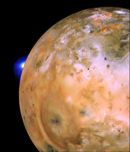 En guise de teaser pour le futur thread sur les volcans extraterrestres, voici une photo, prise par la sonde Voyager 1 et trouvée sur Wikimédia Commons, d'une éruption volcanique sur Io, une des lunes de Jupiter. On voit globalement la forme du satellite sur fond noir, avec sa couleur majoritairement jaune à cause du souffre, mais la lumière du volcan est ici bleutée et le phénomène semble s'élever très haut en altitude.