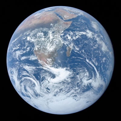 Et cette image-ci, intitulée « la bille bleue » (« the blue marble » en anglais) est une photo de notre Terre prise par l'équipage d'Apollo 17, la (pour l'instant) dernière mission à avoir emmené des êtres humains sur notre Lune. On voit notre planète vue de beaucoup plus près que sur l'image précédente (assez pour distinguer l'Afrique et Madagascar, et deviner l'Antarctique sous une grosse couche de nuages), mais elle reste un petit caillou bleu perdu dans l'immensité de notre univers.