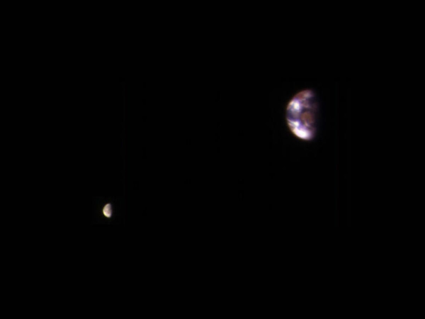 Notre Terre et notre Lune photographiées depuis l'orbite de Mars par la sonde Mars Reconnaissance Orbiter. On voit bien le rapport entre leurs tailles, ainsi que la distance qui les sépare. Les deux ont la moitié gauche éclairée, indiquant la direction du Soleil, pour sa part beaucoup trop loin pour apparaître sur la photo.